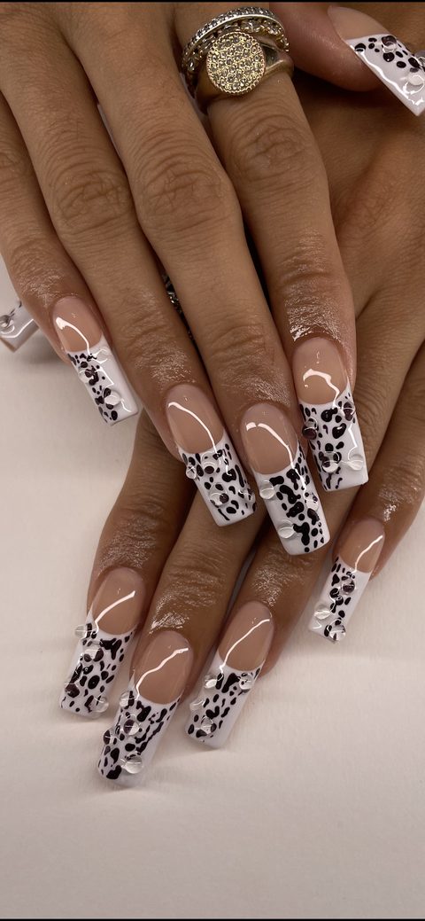 Longs ongles carrés en french blanche tachetée de noir, perles de gel transparentes, bagues dorées